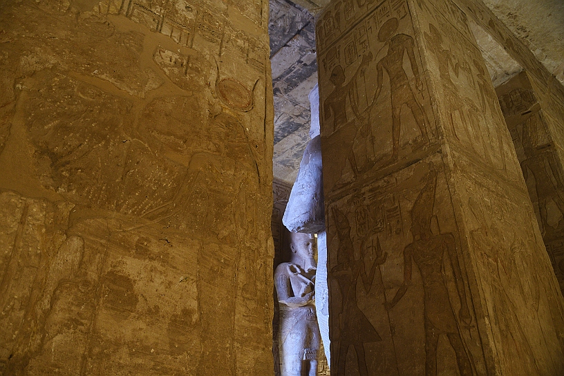 65 MAK_6507.jpg - Le colonne sono finemente decorate. Il faraone è raffigurato con le sembianze di Osiride, a simboleggiare la sua natura eterna e divina.